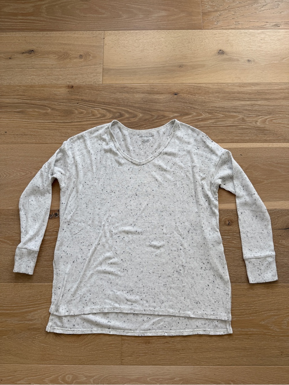 American Eagle Speckled Light Gray V-Neck Long Sleeve Top Long